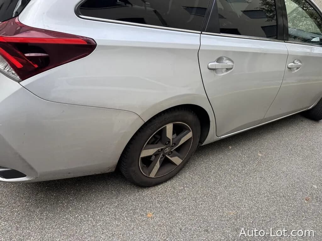 Toyota Auris Touring Sports - фото 13