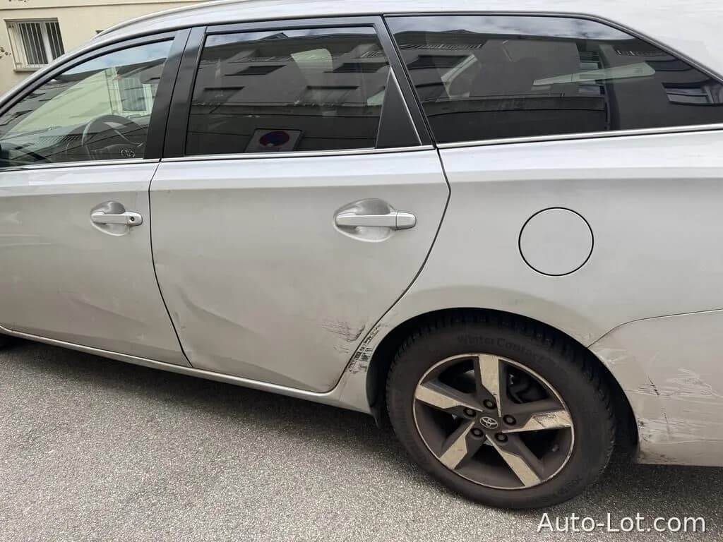Toyota Auris Touring Sports - фото 2
